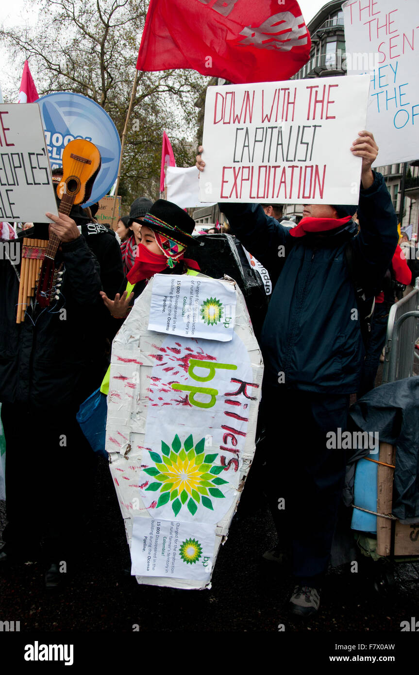 März auf Nachfrage Maßnahmen weltweite führenden zur Bekämpfung des Klimawandels. Indigene Völker führte den Marsch. Eine BP-Sarg. Stockfoto