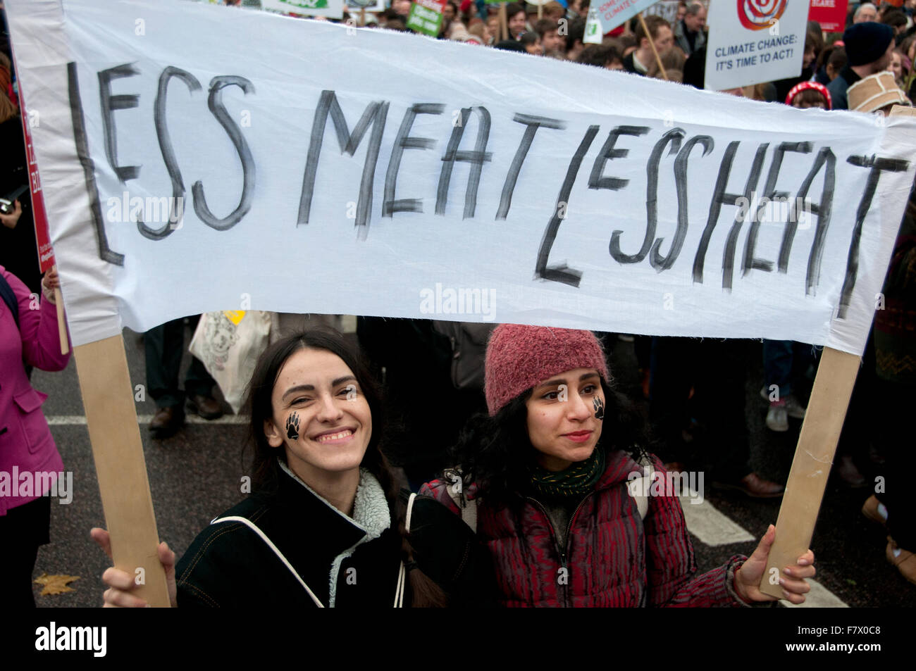 März auf Nachfrage Maßnahmen weltweite führenden zur Bekämpfung des Klimawandels. zwei Demonstranten tragen einen Banner sagen "Weniger Fleisch, weniger Wärme" Stockfoto