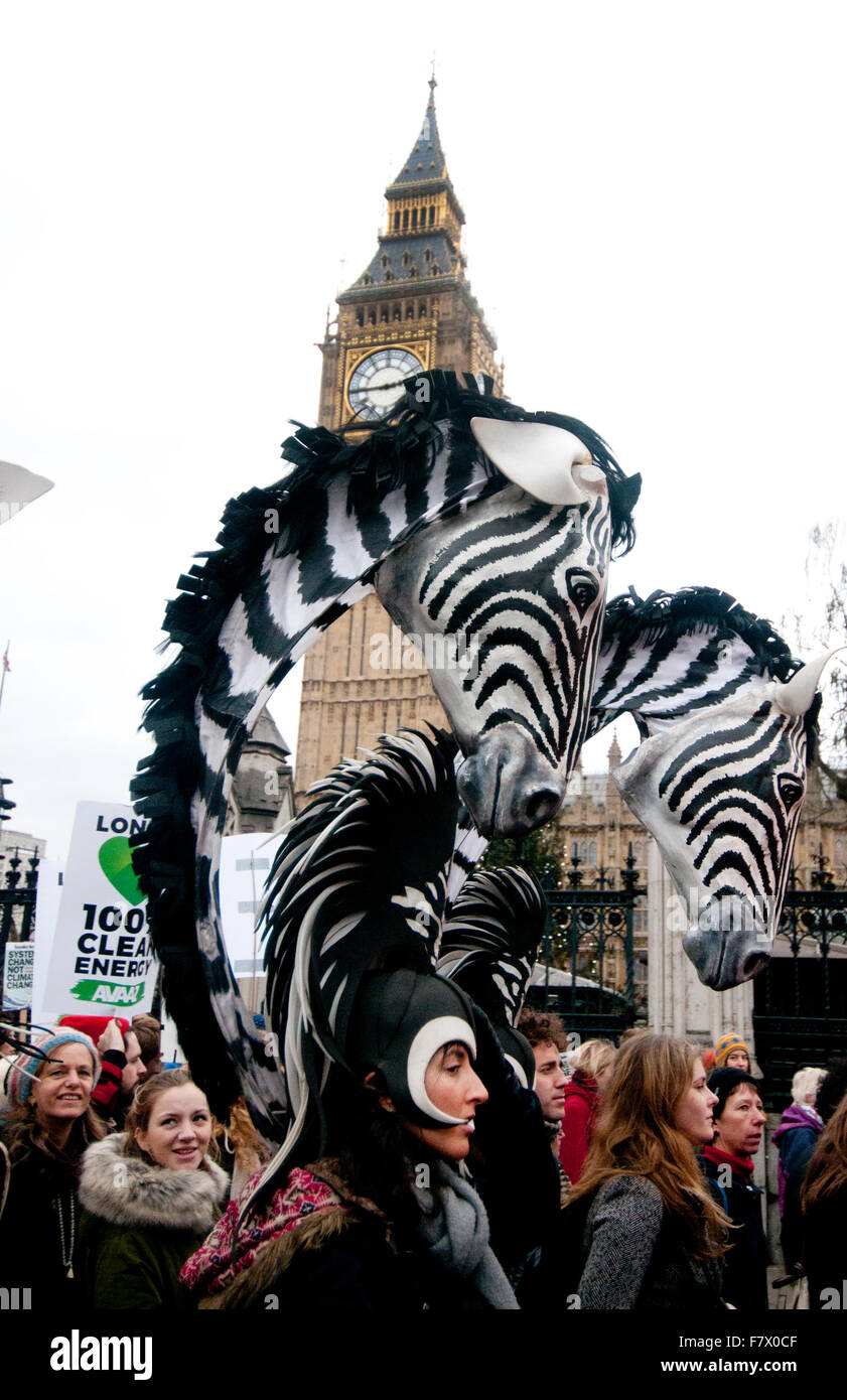 März auf Nachfrage Maßnahmen weltweite führenden zur Bekämpfung des Klimawandels. Menschen angezogen als Zebras vor Big Ben Stockfoto