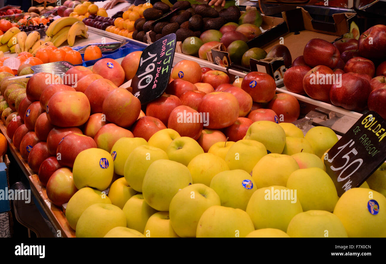 Frisches Obst zum Verkauf auf dem Display in der Markthalle in Valencia, Spanien Stockfoto