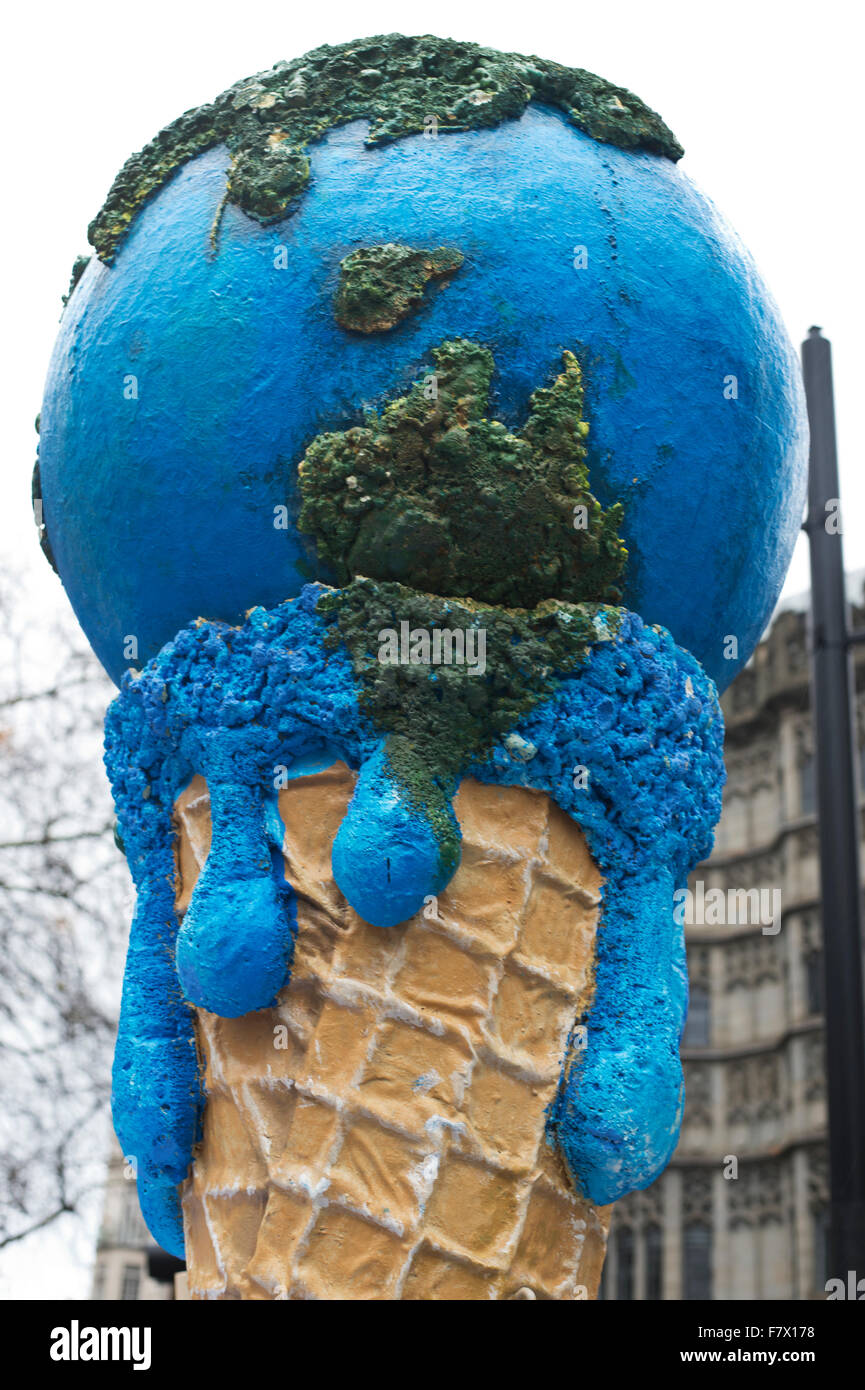 März auf Nachfrage Maßnahmen weltweite führenden zur Bekämpfung des Klimawandels. Skulptur von einem schmelzenden Welt als ein Eis zu essen. Stockfoto