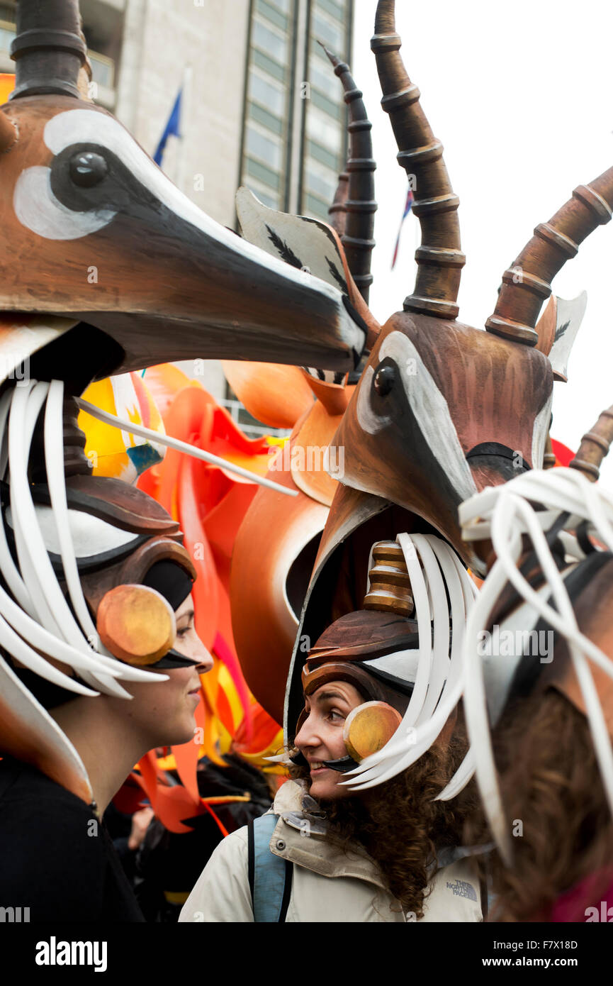 London, 29. November 2015. März auf Nachfrage Maßnahmen weltweite führenden zur Bekämpfung des Klimawandels. Menschen als Antilopen verkleidet. Stockfoto
