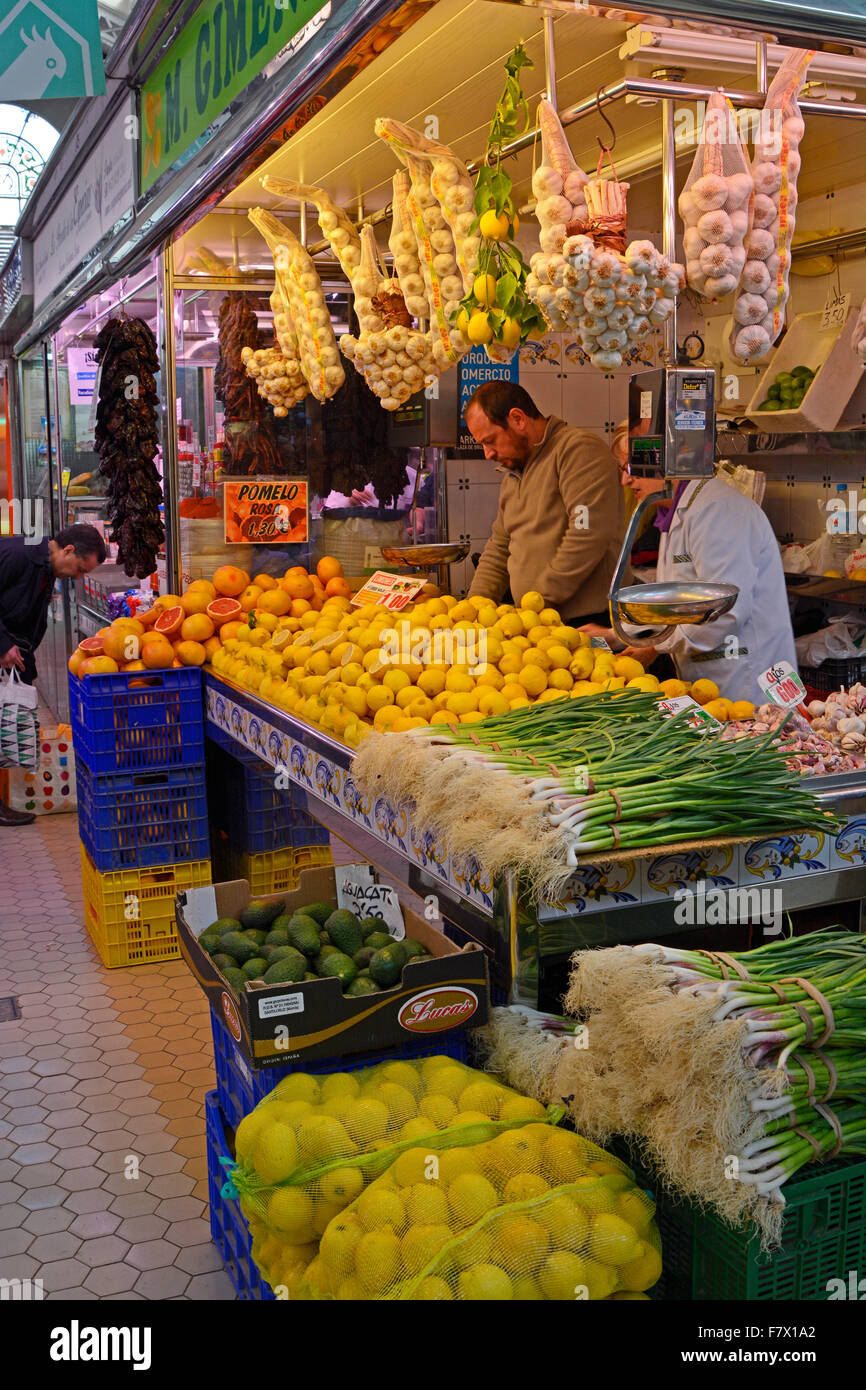 Frisches Obst und Gemüse auf dem Display für Verkauf in den Indoor-Markt von Valencia, Spanien Stockfoto