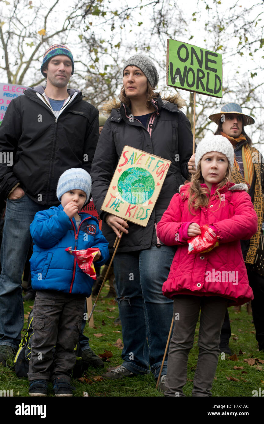 März auf Nachfrage Maßnahmen weltweite führenden zur Bekämpfung des Klimawandels. Eine Familie warten auf dem Marsch nach Anfahren Stockfoto
