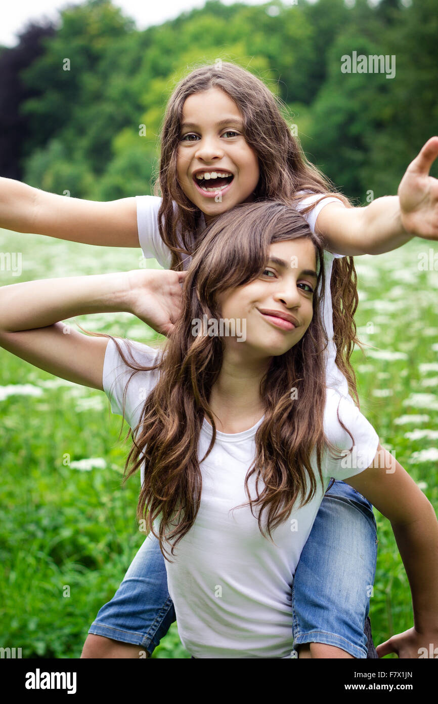 Porträt von zwei Mädchen auf dem Lande Flickschusterei Stockfoto