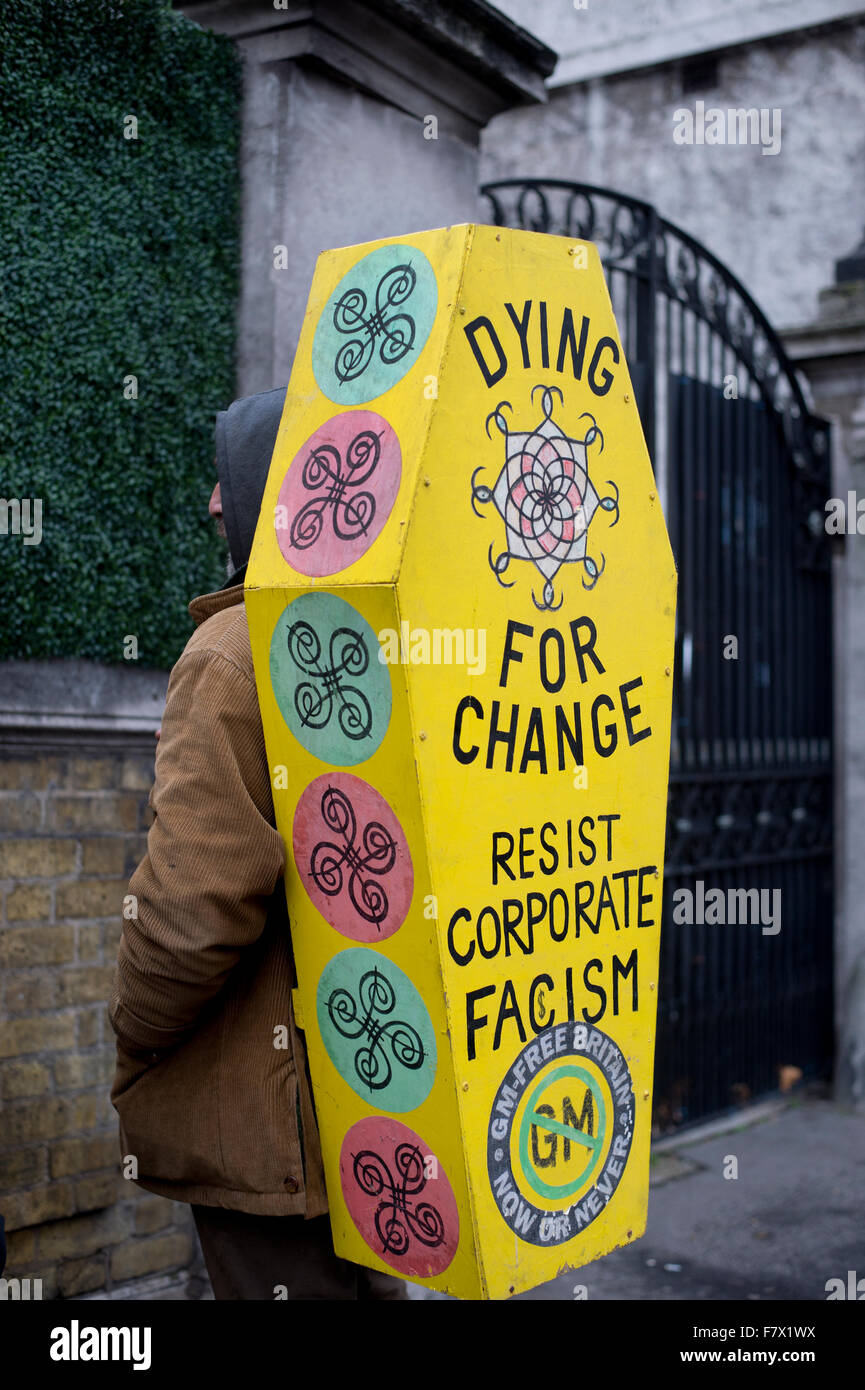 März auf Nachfrage Maßnahmen weltweite führenden zur Bekämpfung des Klimawandels. Ein Mann mit einem kleinen Sarg sagen: "Sterben für den Wandel". Stockfoto