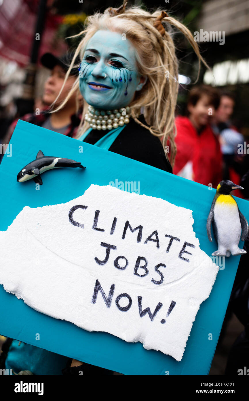 März auf Nachfrage Maßnahmen weltweite führenden zur Bekämpfung des Klimawandels. Eine Frau mit blauen Bemalung hält Schild "Klima Jobs now" Stockfoto