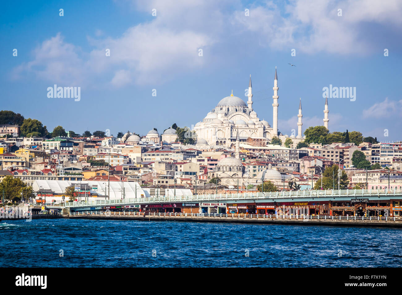 Istanbul-Stadtbild mit der Süleymaniye-Moschee und der Galata-Brücke Stockfoto