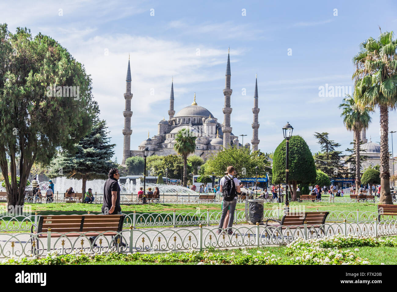 Touristen in Istanbul mit der blauen Moschee im Hintergrund. Stockfoto