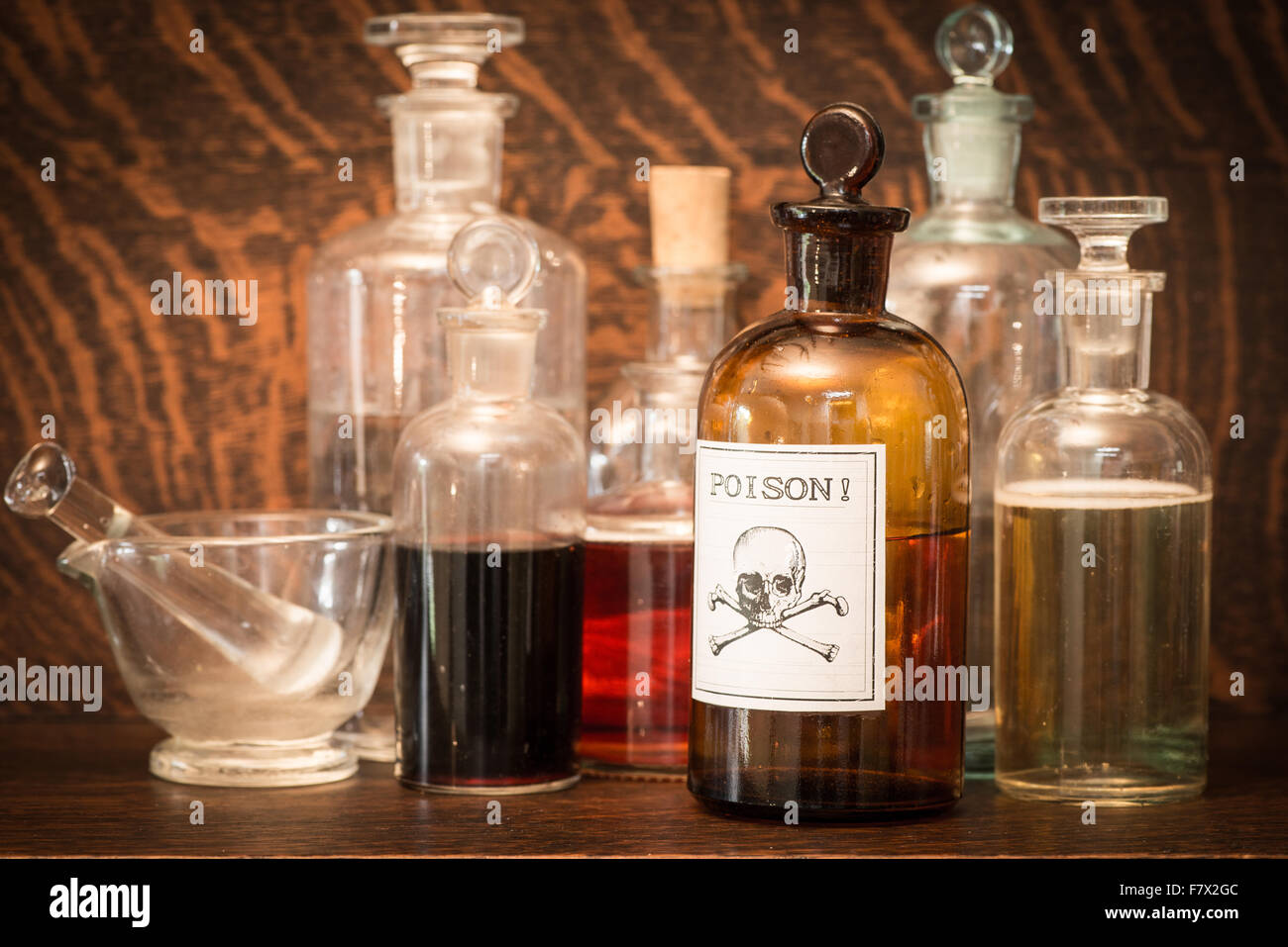 Glasflaschen mit poison label Stockfoto