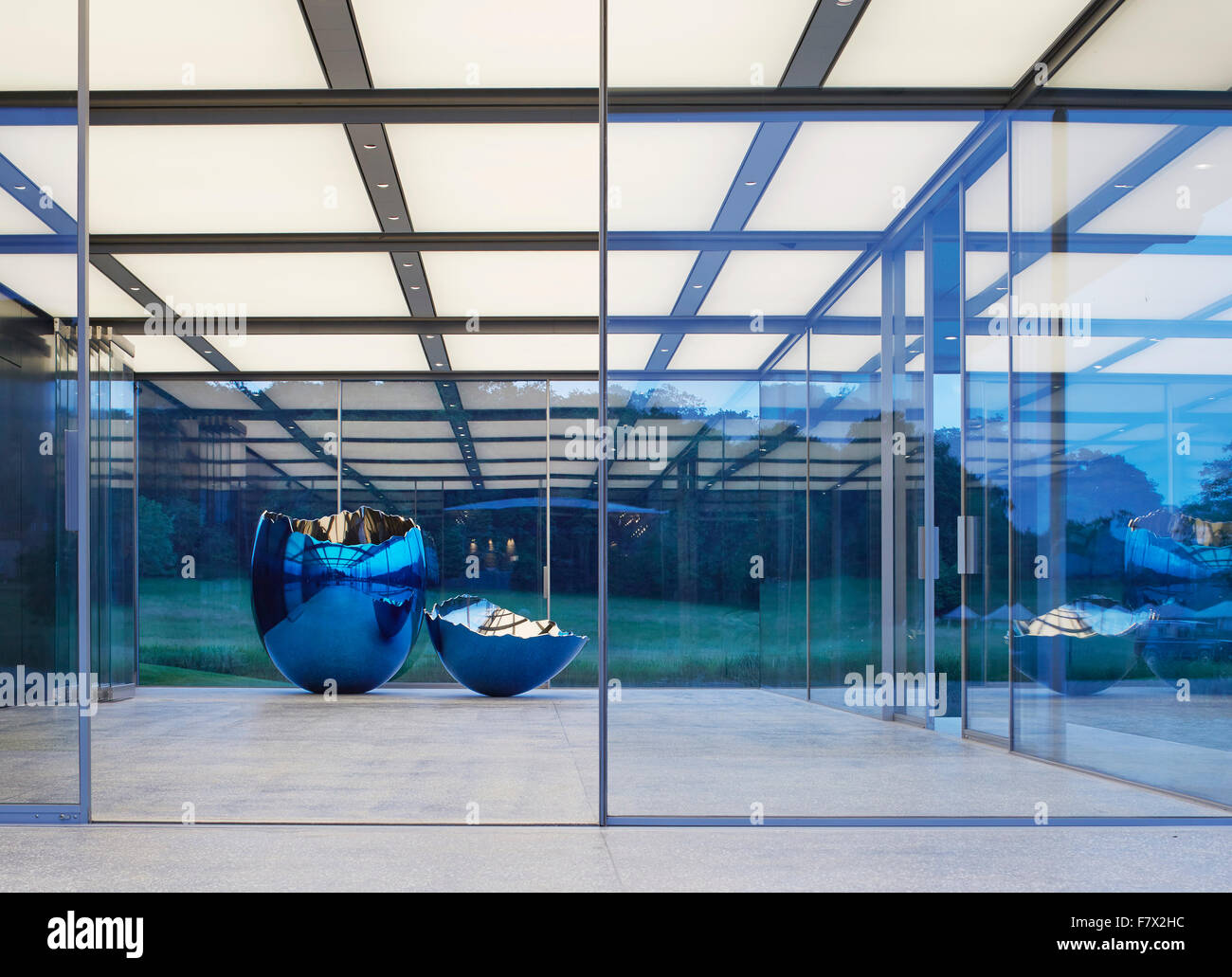 Glaspavillon mit Jeff Koons-Skulptur. Insel-Pavillon und Steg, High Wycombe, Vereinigtes Königreich. Architekt: Snell Asso- Stockfoto