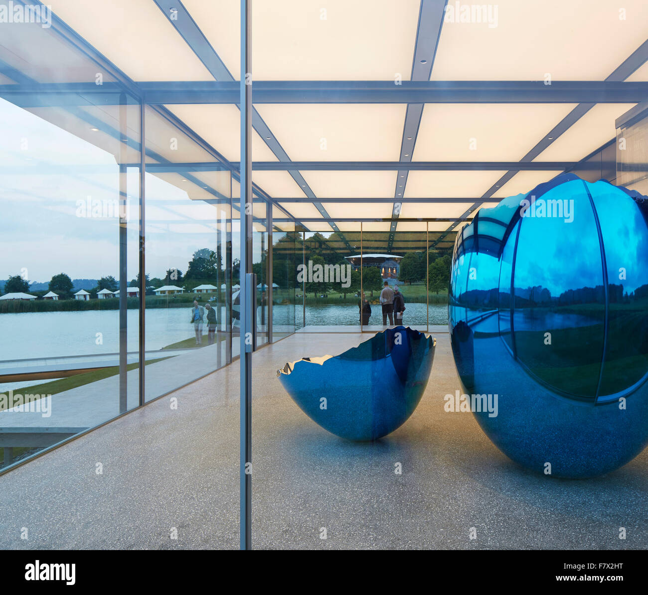 Glaspavillon mit Jeff Koons-Skulptur. Insel-Pavillon und Steg, High Wycombe, Vereinigtes Königreich. Architekt: Snell Asso- Stockfoto