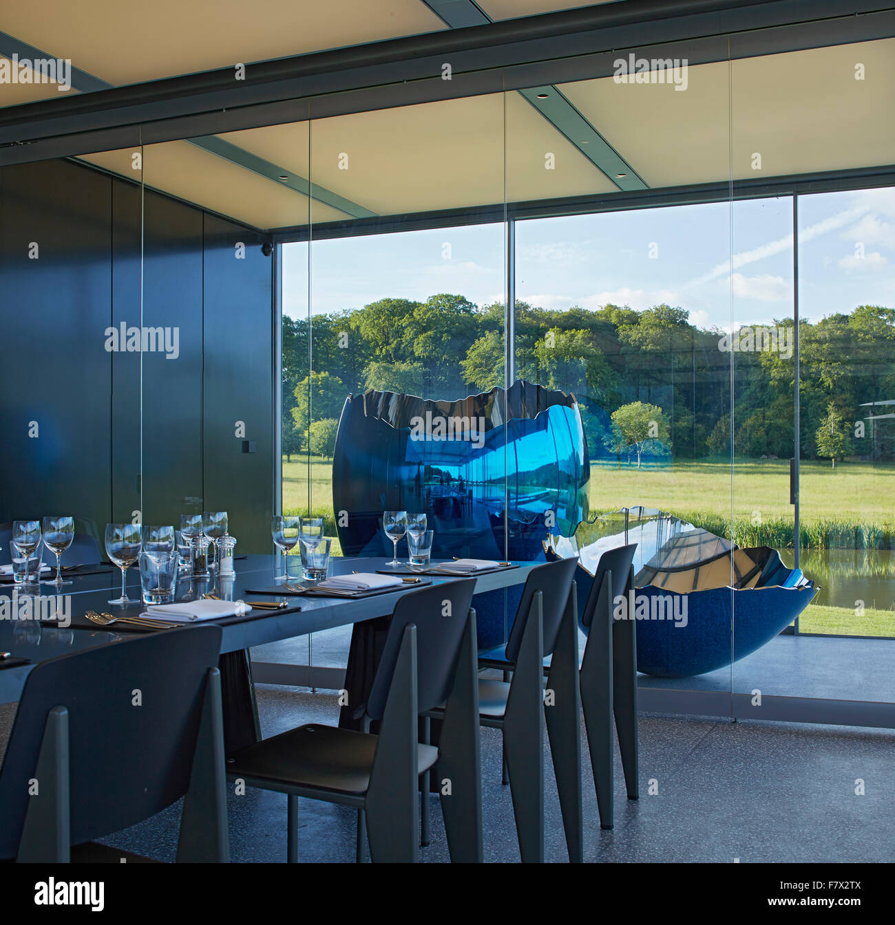 Gedeckter Tisch mit Blick auf Skulptur geknackt Ei (blau). Insel-Pavillon und Steg, High Wycombe, Vereinigtes Königreich. Architekt: S Stockfoto