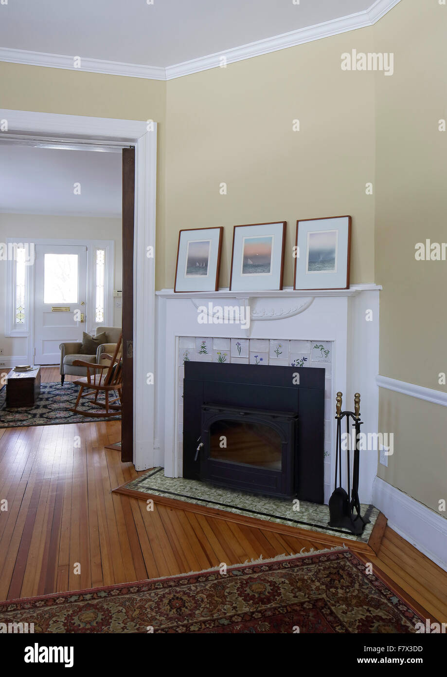 Familienzimmer-Kamin mit Blick auf Rezeption Zimmer (Wohnzimmer). Queen