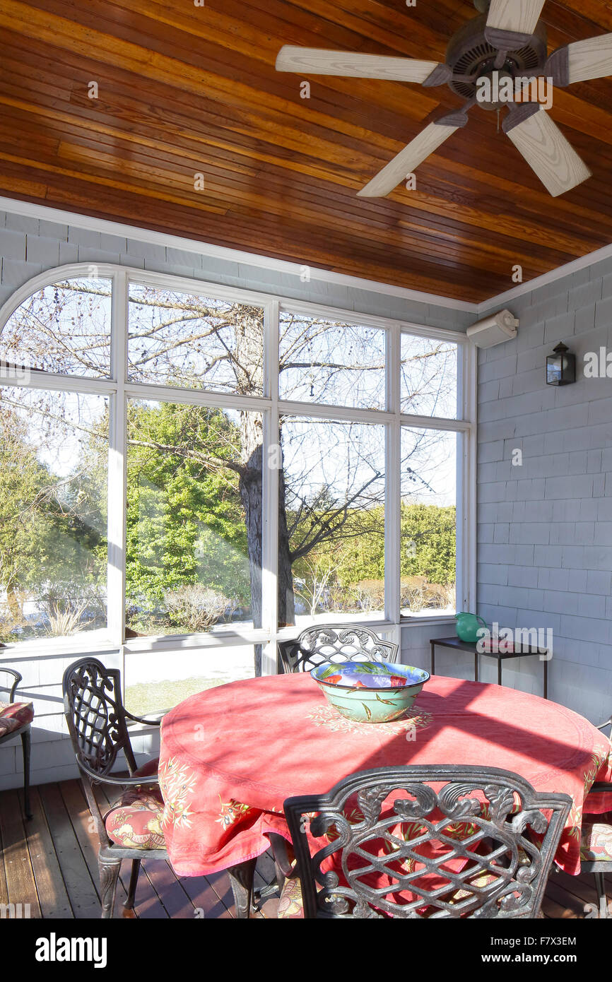 Veranda mit Blick auf Seite Rasen und Eingang zum Familienzimmer. Porträt. Queen Anne Victorian House, Larchmont, United State Stockfoto