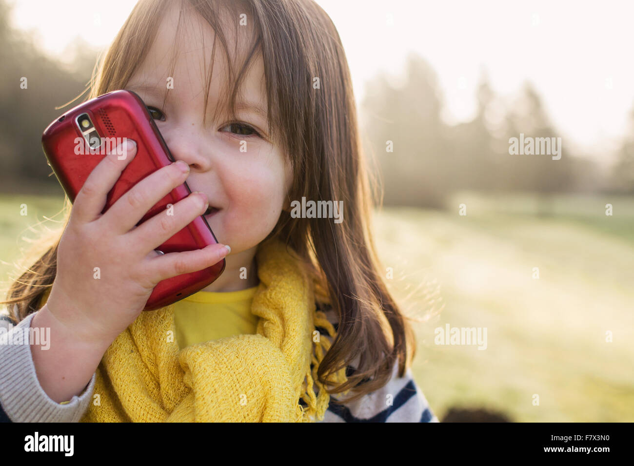 Lächelndes Mädchen telefonieren mit einem Handy Stockfoto