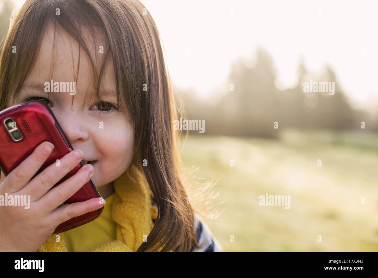 Lächelndes Mädchen telefonieren mit einem Handy Stockfoto