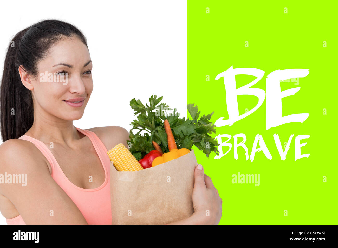 Zusammengesetztes Bild schlanke Frau Holding Tasche mit gesunden Lebensmitteln Stockfoto