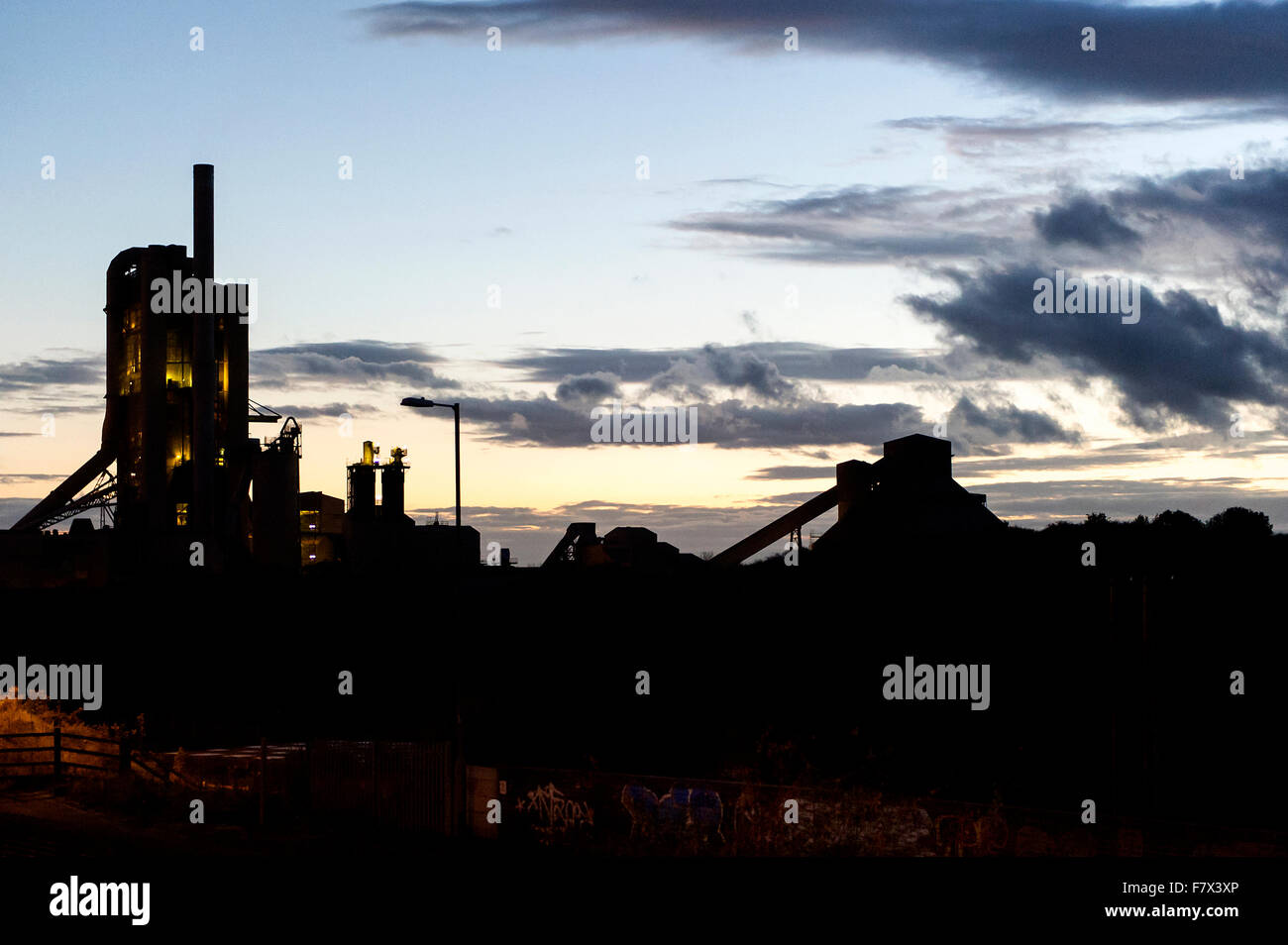 Silhouette des Rugby Cement Works, Rugby, Warwickshire, UK Stockfoto