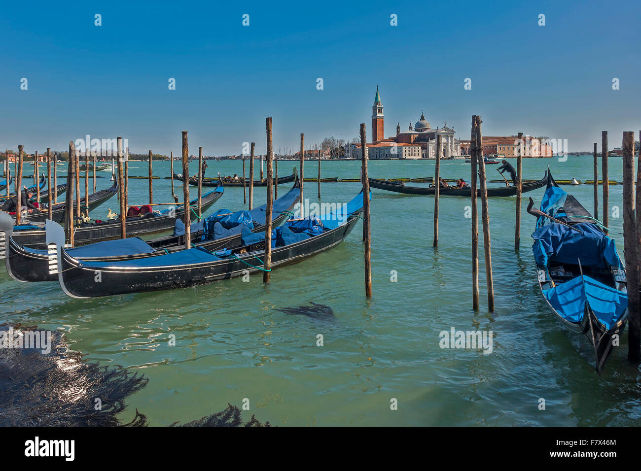 Lagune vordere Gondel festmachen Bahnhof Venedig Italien Stockfoto