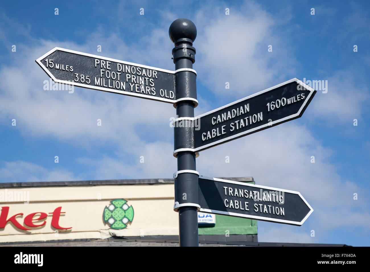 Seilbahnstation und Wahrzeichen Wegweiser, Waterville, County Kerry, Irland Stockfoto