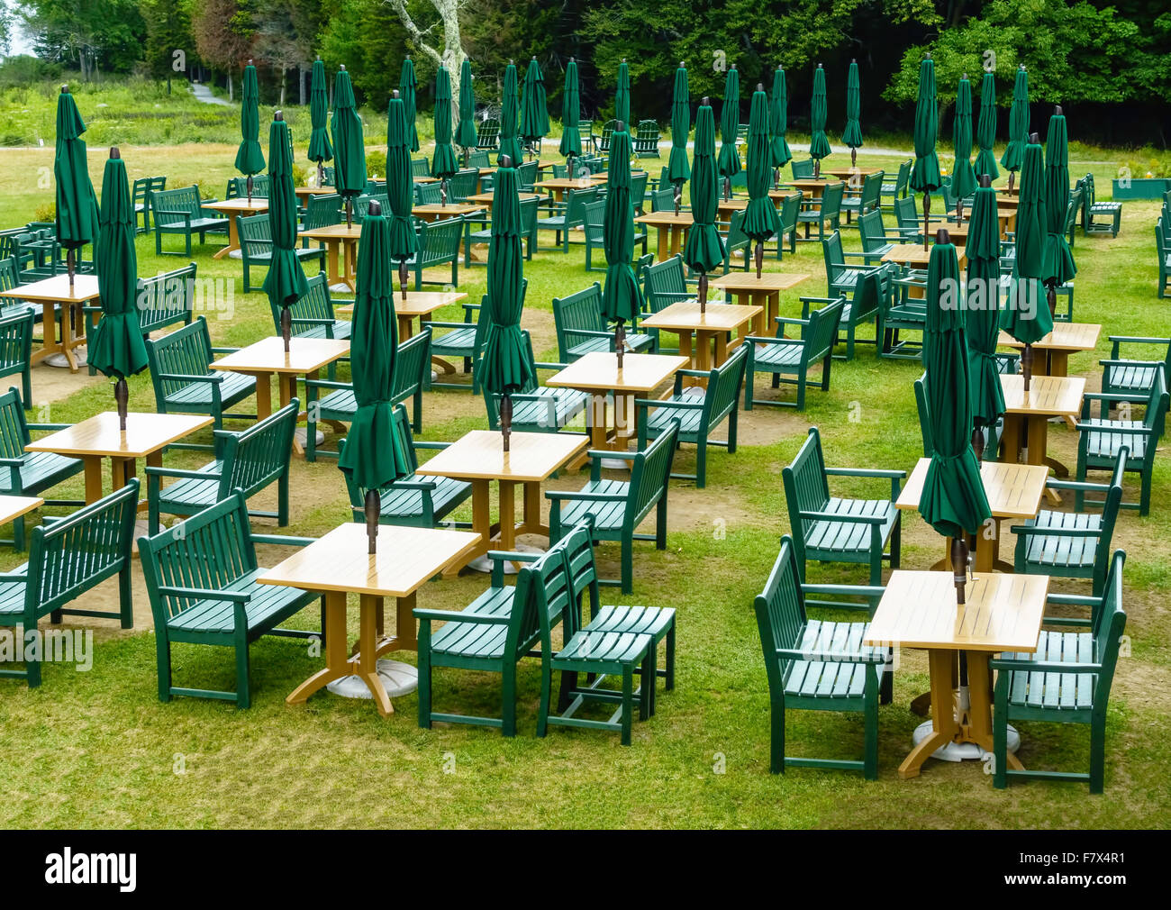 Anordnung der Gartenmöbel an einem regnerischen Tag in Jordanien Teichhaus, Acadia National Park, Maine, USA Stockfoto