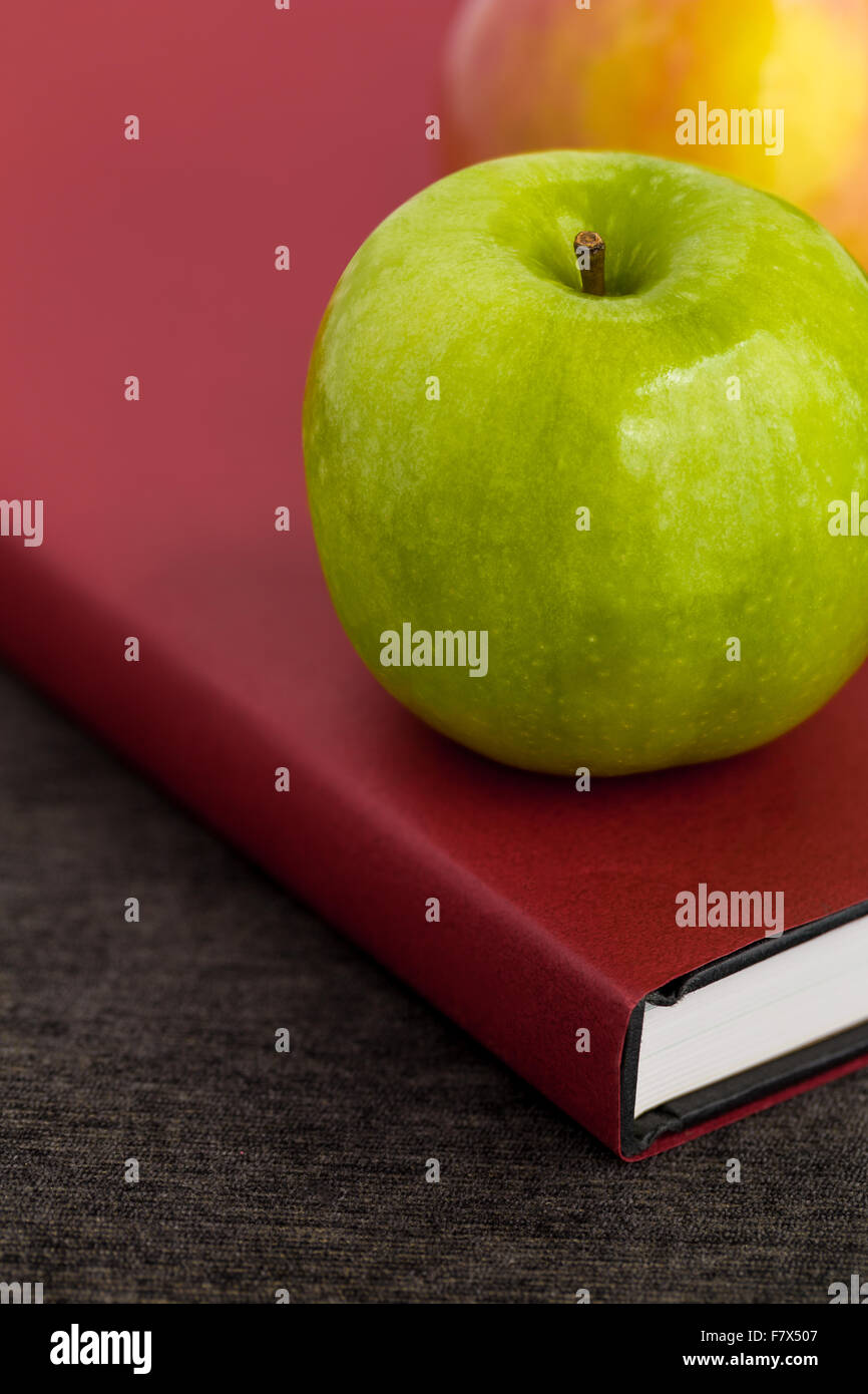 Grüner Apfel mit Buch illustriert wissen und Weisheit Konzept. Stockfoto