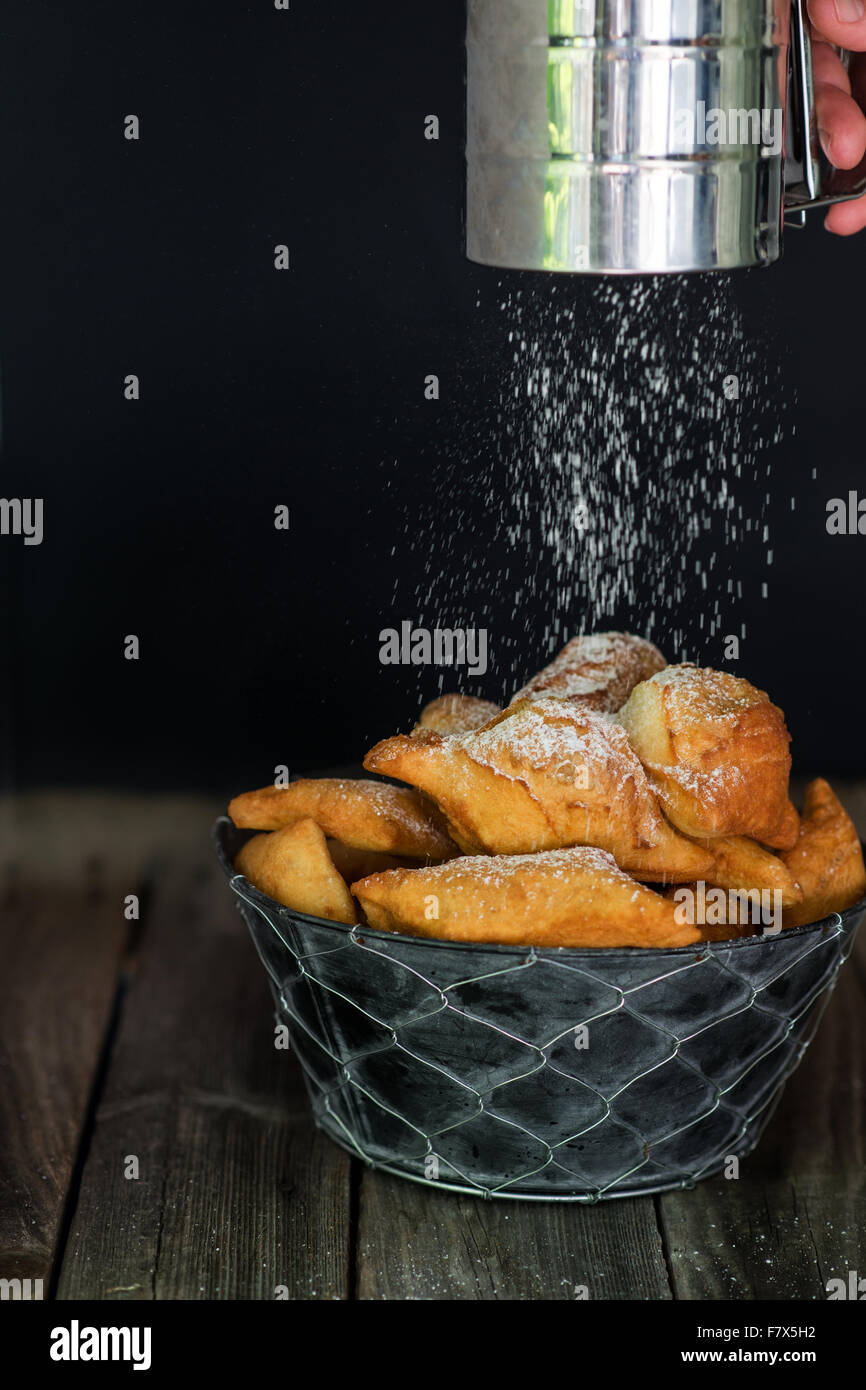 Korb mit Frühstücksgebäck mit Puderzucker Stockfoto
