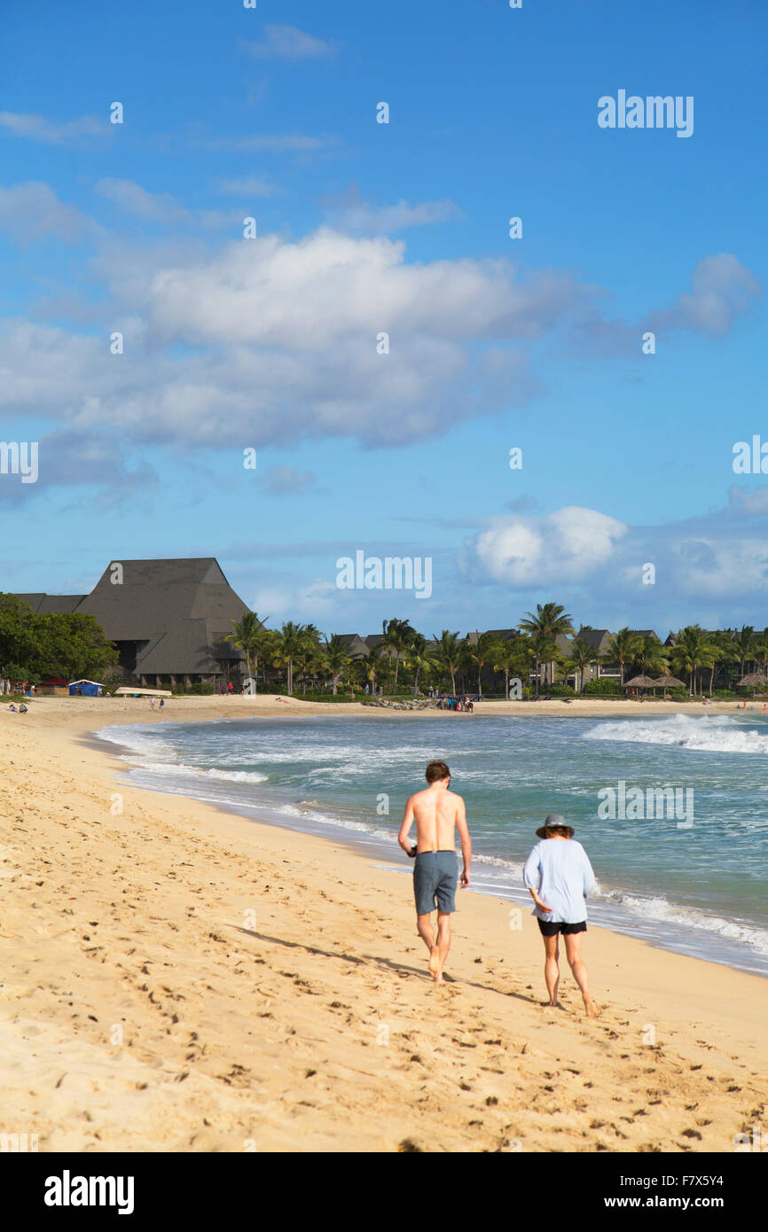 Paare, die auf Natadola Strand, Viti Levu, Fidschi Stockfoto