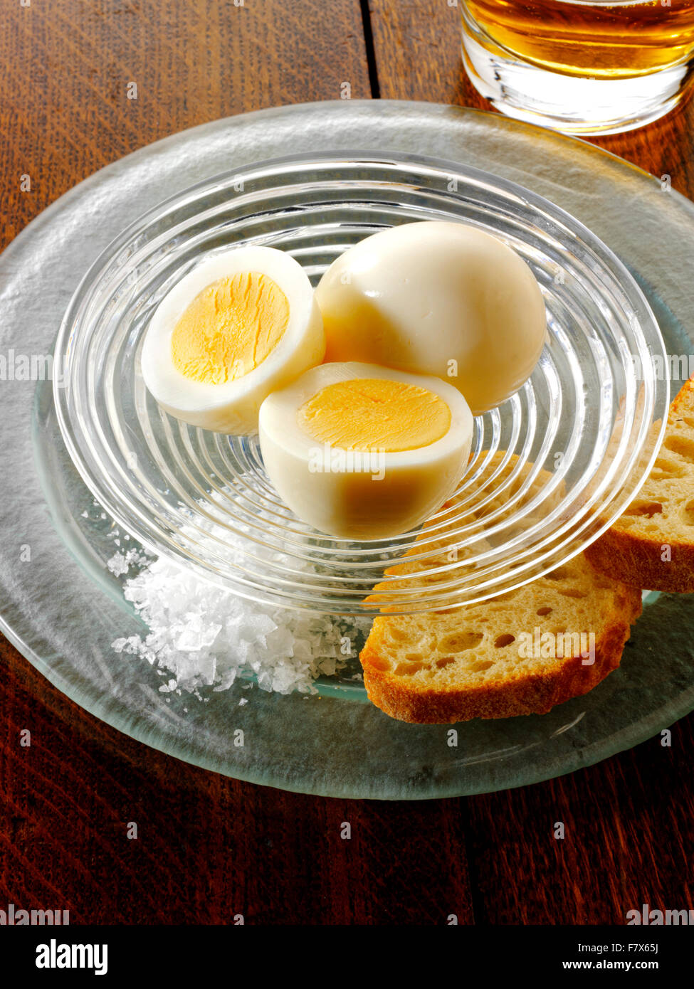 Eingelegte Eier, traditionelle britische Pub-Gerichte, serviert mit Salz und Brot Stockfoto