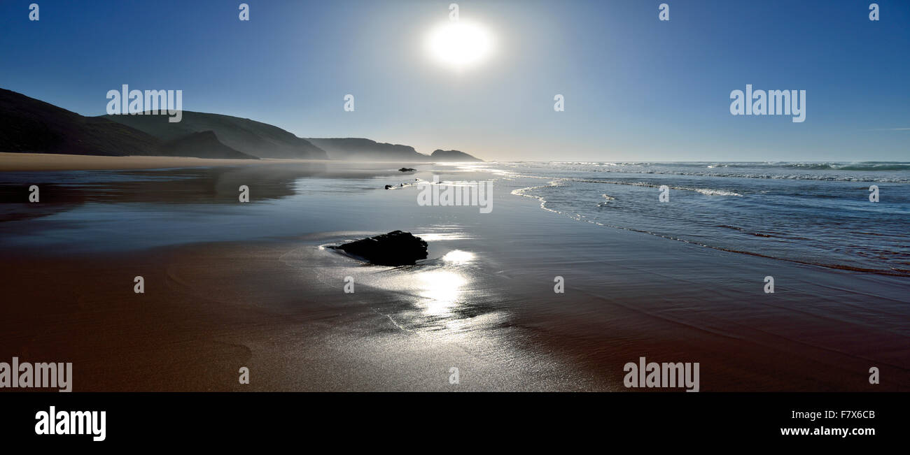 Portugal, Algarve: Panorama Strand-Szene, die gegen die Sonne fotografiert Stockfoto
