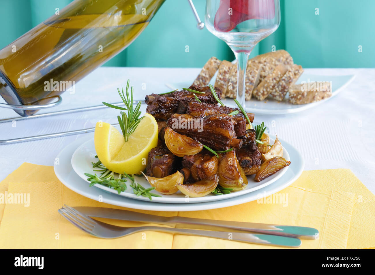 Gegrilltes Schweinefleisch Rippen, mariniert in Tee, Zwiebeln und Knoblauch Stockfoto