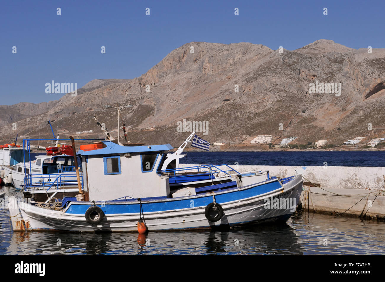 Angelboote/Fischerboote in Telendos Insel Kalymnos im Hintergrund, Griechenland Stockfoto