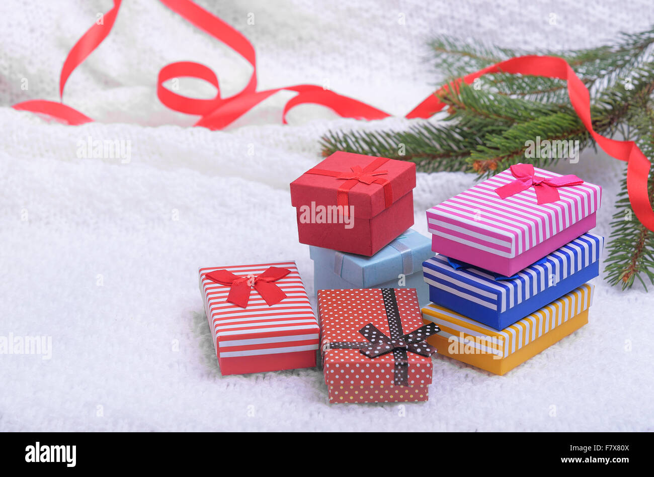 Weihnachtsgeschenke auf einem weißen Karo. Stockfoto