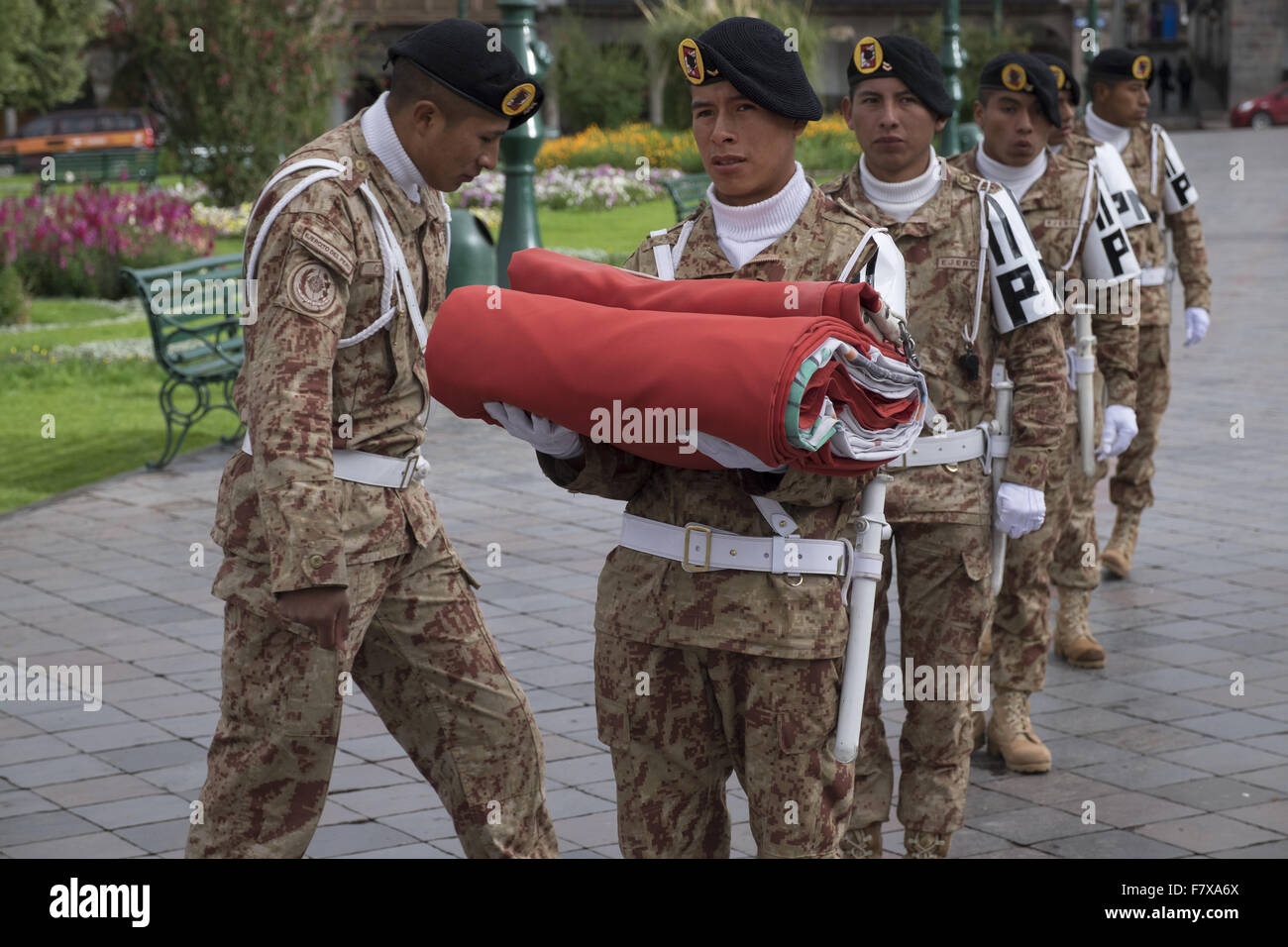 Eine Gruppe von Militärs bereitet hissen die Flagge von Peru in den wichtigsten Platz von Cuzco Stockfoto