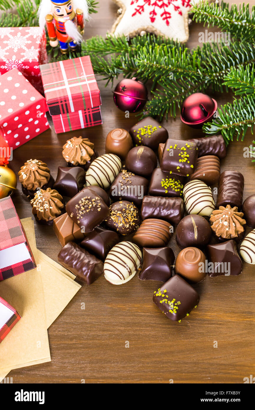 Verpacken von Pralinen in kleinen Kisten zu Weihnachten präsentiert. Stockfoto