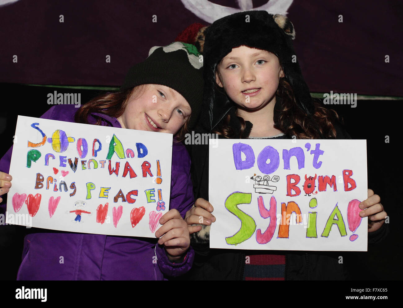 Unterhaus, London, UK. 2. Dezember 2015. Anti-Kriegs-Demonstranten gegen die Bombardierung Syriens außerhalb des House Of Commons tragen Don't Bombe Syrien Plakate. Bildnachweis: Auge allgegenwärtigen/Alamy Live-Nachrichten Stockfoto