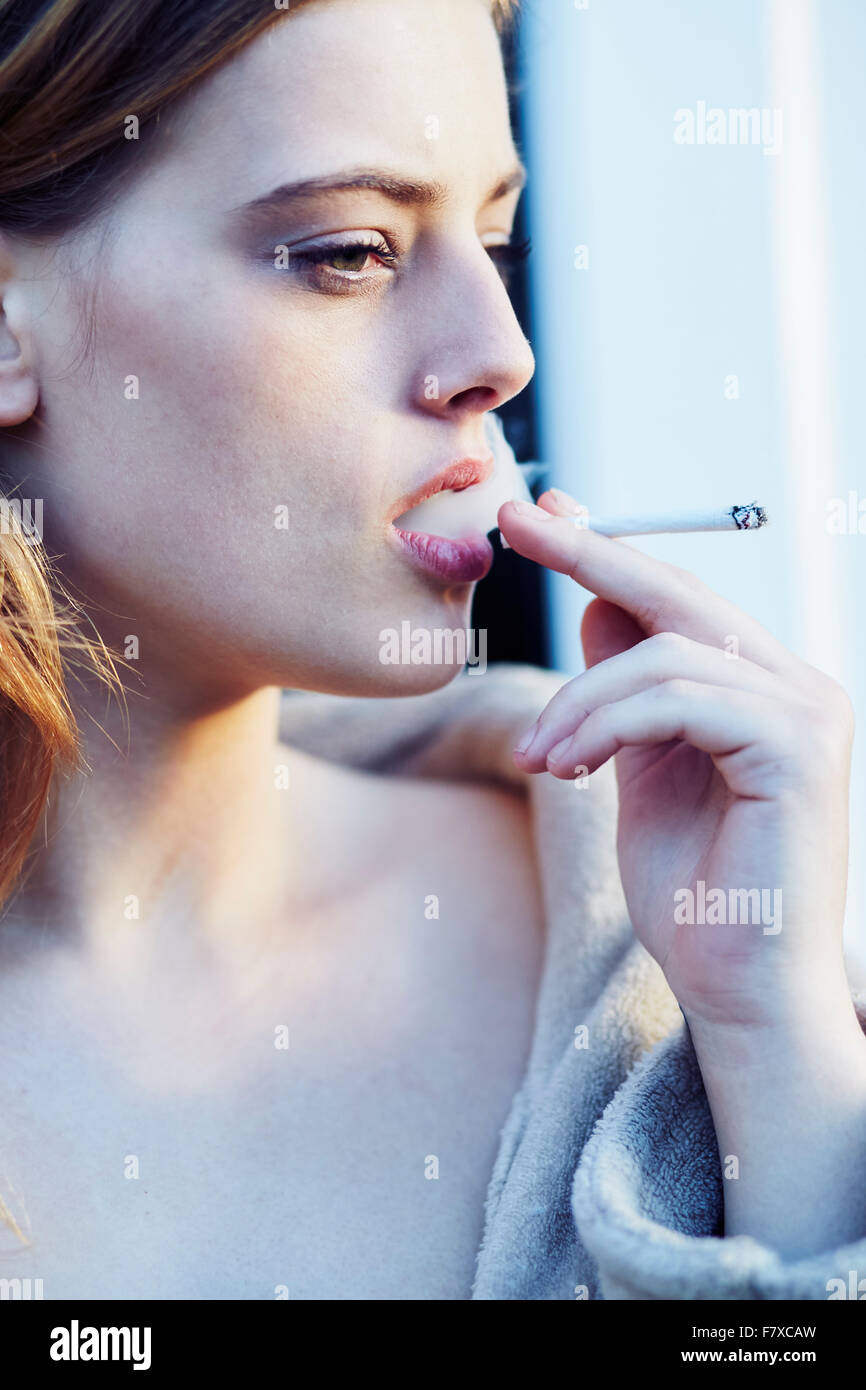 Frau raucht Stockfoto