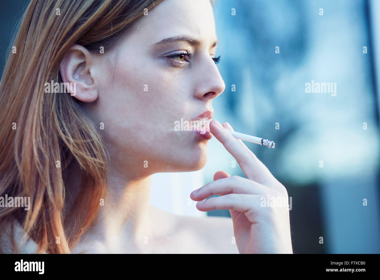 Frau raucht Stockfoto