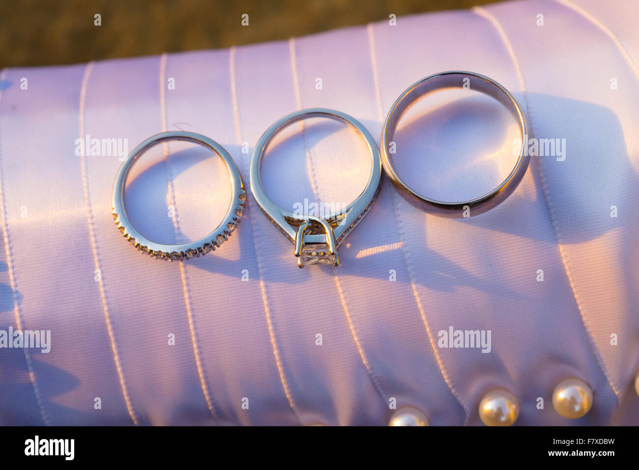 Closeup Aufnahme von drei Trauringe auch den Verlobungsring der Braut und des Bräutigams der Ehering nach einer traditi Stockfoto