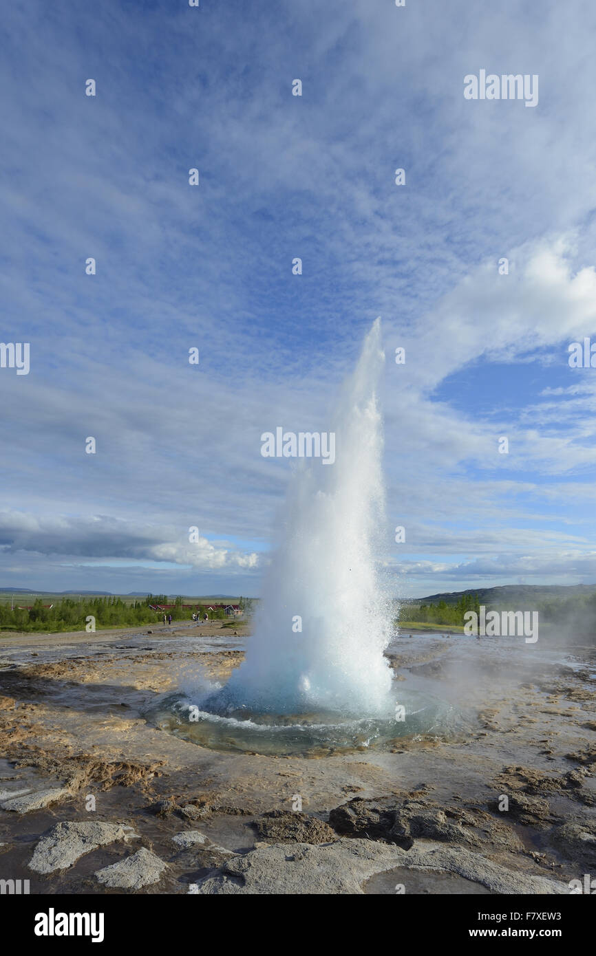 Fountain Geysir ausbrechen (4 von 6 nacheinander), Strokkur, Haukadalur, Island, Juni Stockfoto