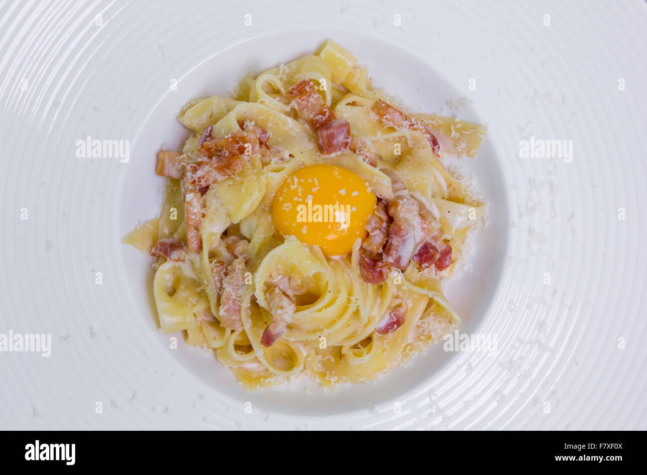 Pasta Carbonara mit Parmesan, Ei und Speck Stockfotografie Alamy