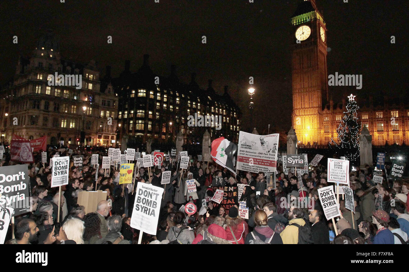 Unterhaus, London, UK. 2. Dezember 2015. Anti-Kriegs-Demonstranten gegen die Bombardierung Syriens außerhalb des House Of Commons tragen Don't Bombe Syrien Plakate. Bildnachweis: Auge allgegenwärtigen/Alamy Live-Nachrichten Stockfoto