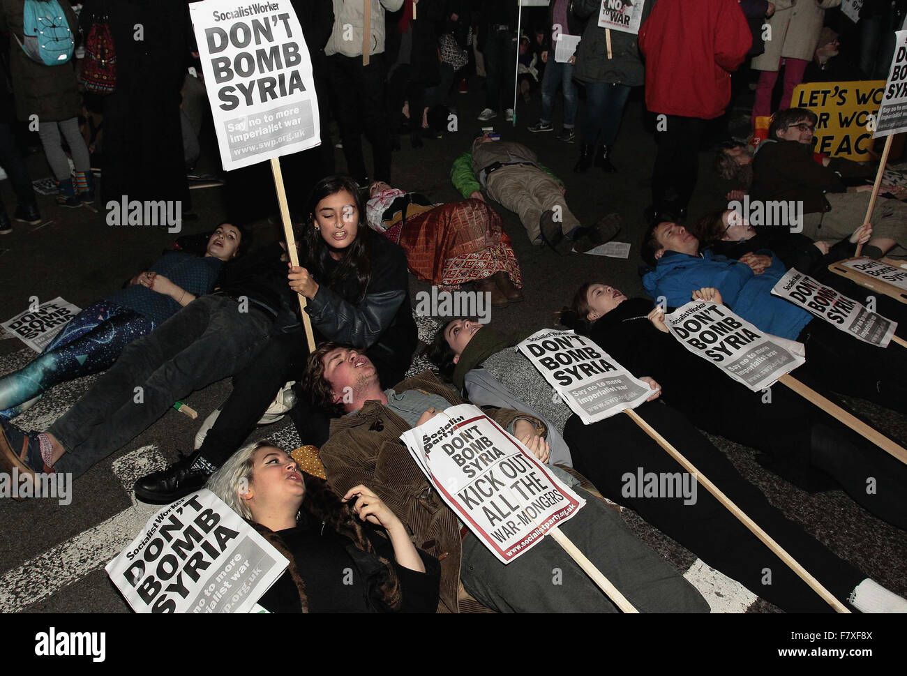 Unterhaus, London, UK. 2. Dezember 2015. Anti-Kriegs-Demonstranten gegen die Bombardierung Syriens außerhalb des House Of Commons tragen Plakate. Bildnachweis: Auge allgegenwärtigen/Alamy Live-Nachrichten Stockfoto