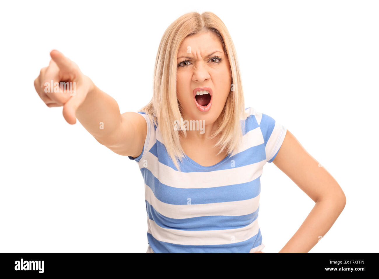 Böse blonde Frau jemanden schimpfen und zeigt mit dem Finger in Richtung der Kamera isoliert auf weißem Hintergrund Stockfoto
