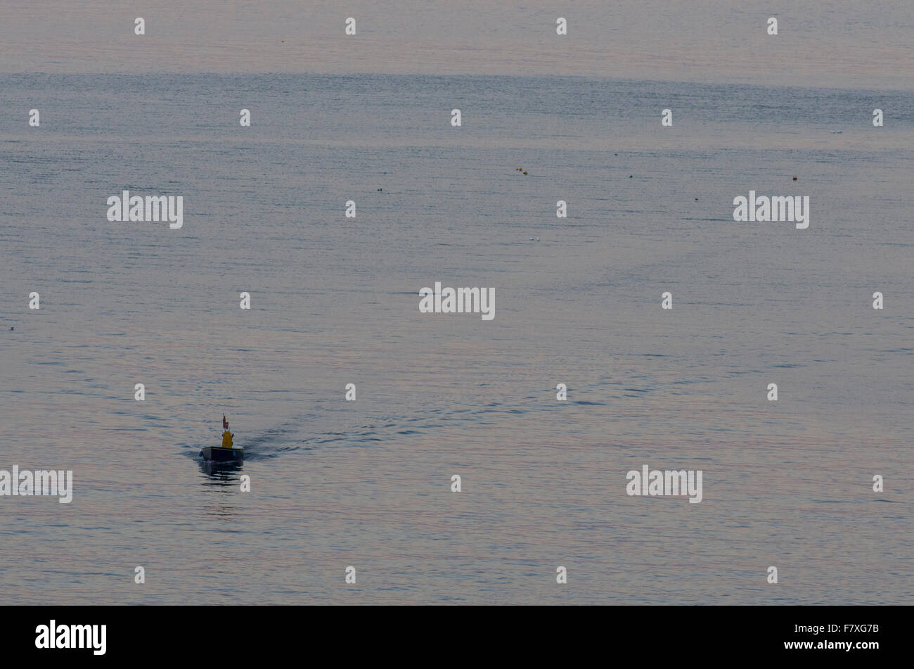 Fischer kehrt zurück, um in der Dämmerung Hafen Stockfoto