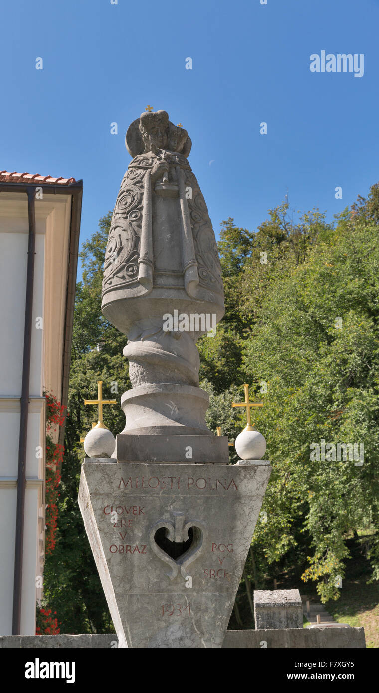 Antike religiöse Statue vor Neo gotischen Pfarrkirche Sankt Martin am Bleder See in Slowenien Stockfoto