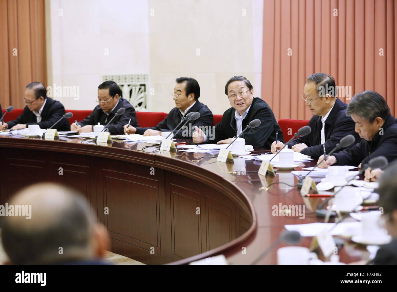 Peking, China. 3. Dezember 2015. Yu Zhengsheng (3. R), Vorsitzender des Nationalkomitees des chinesischen Volkes der politischen Beratenden Konferenz (CPPCC), führt den Vorsitz in einem zweiwöchentlichen Beratungsgespräch der PKKCV über Generika, in Peking, Hauptstadt von China, 3. Dezember 2015. © Ju Peng/Xinhua/Alamy Live-Nachrichten Stockfoto