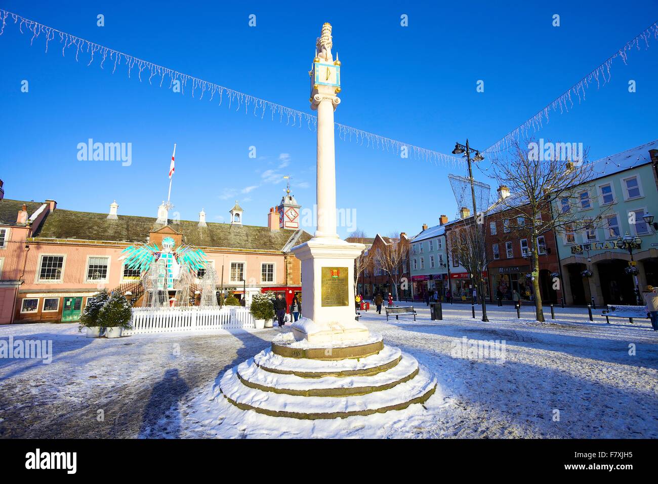 Carlisle Kreuz, mit Schnee bedeckt. Carlisle Stadtzentrum, Carlisle, Cumbria, England, Vereinigtes Königreich. Stockfoto