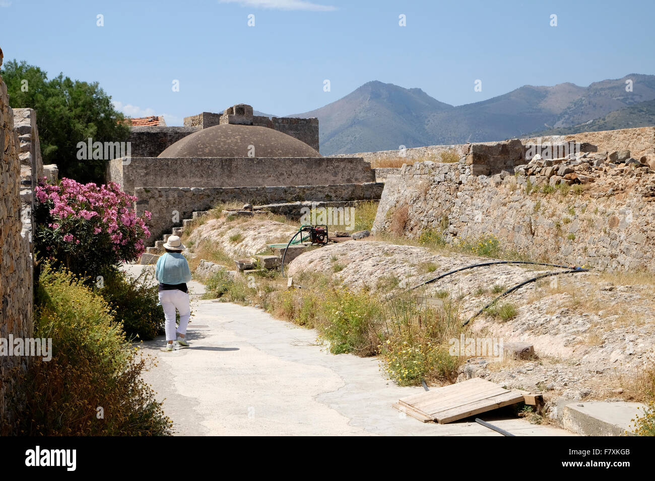 Touristen auf der kretischen Insel Spinalonga. Stockfoto